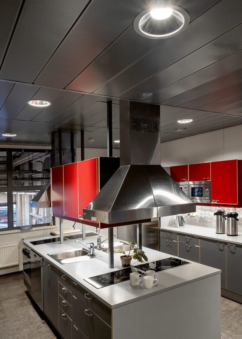 Compact XL keittiön katossa