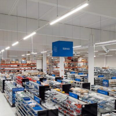 Marketta valaisee myymälässä