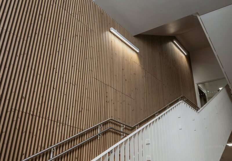 Vario oppilaitoksen portaikossa