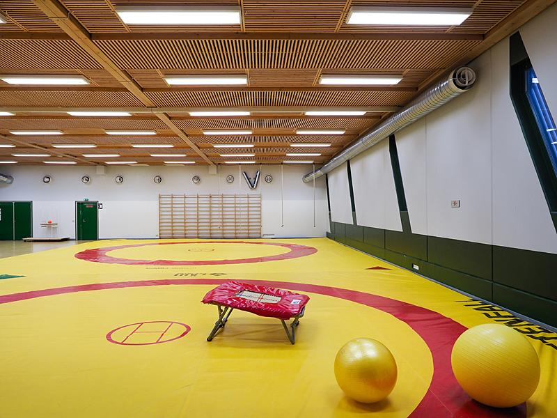 I stället installerades Airams Sport‑armaturer som är utformade för idrottsutrymmen.
