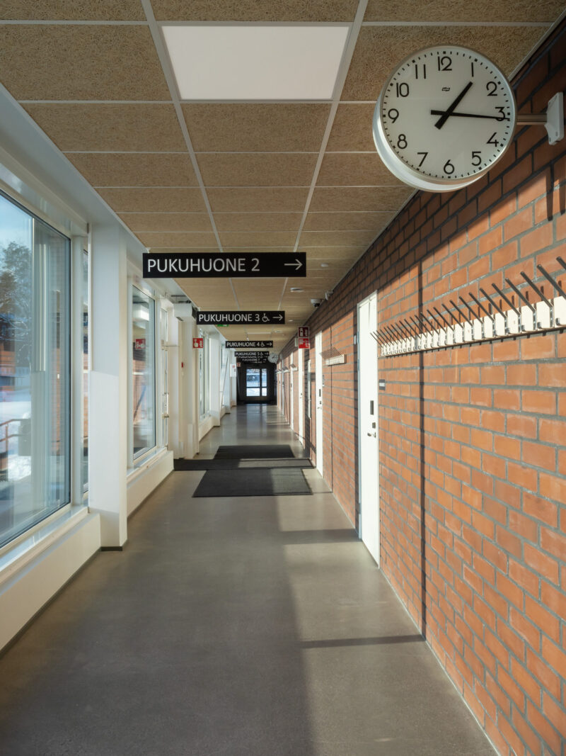 Airamin valaistus oppilaitoksen käytävällä