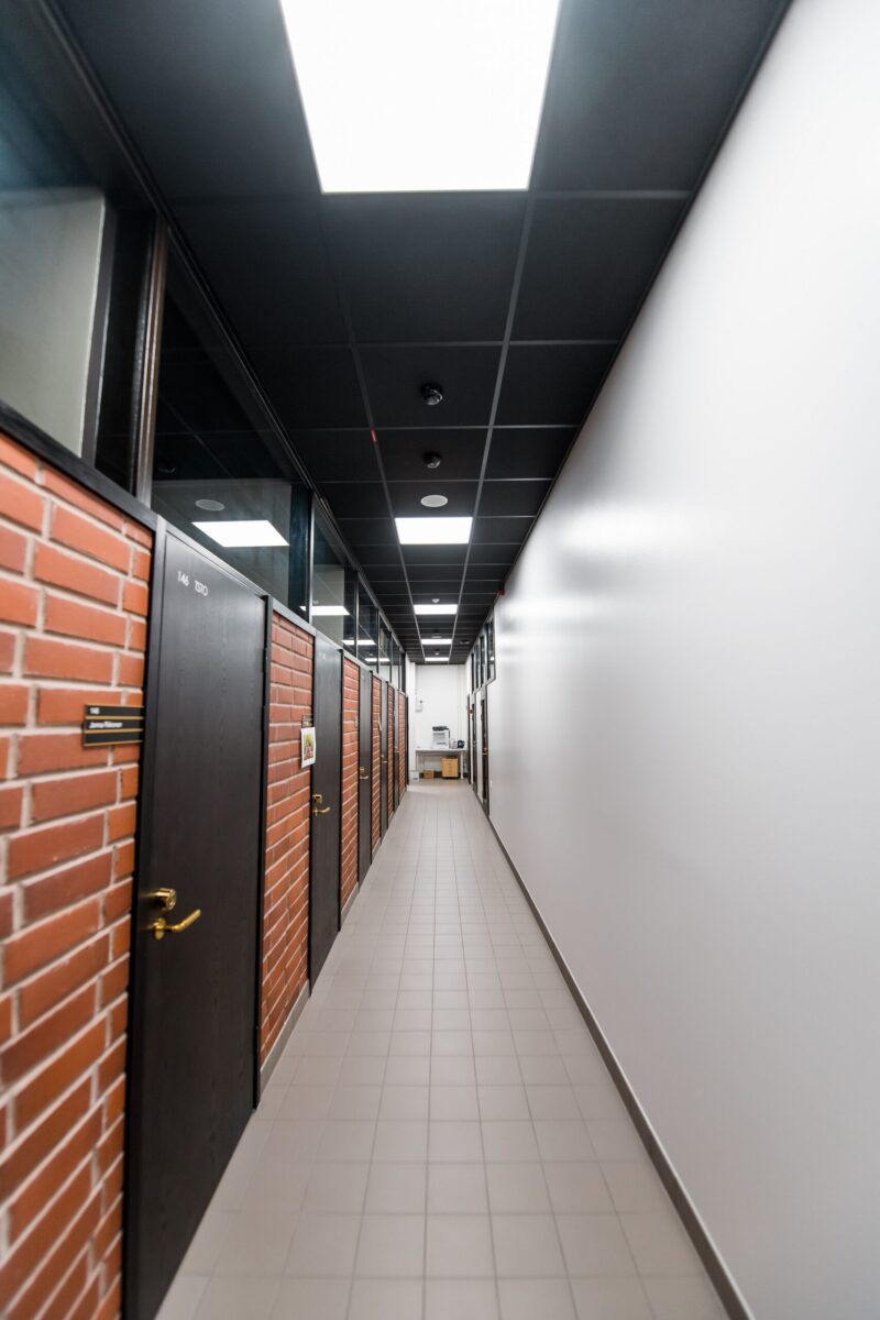 Hämeenlinnan pääkirjaston tiloihin valittiin Airamin valaisimet, joista osassa on käytössä langattomasti hallittava, itseoppiva ActiveAhead-ohjaus.