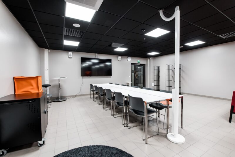 Hämeenlinnan pääkirjaston tiloihin valittiin Airamin valaisimet, joista osassa on käytössä langattomasti hallittava, itseoppiva ActiveAhead-ohjaus.