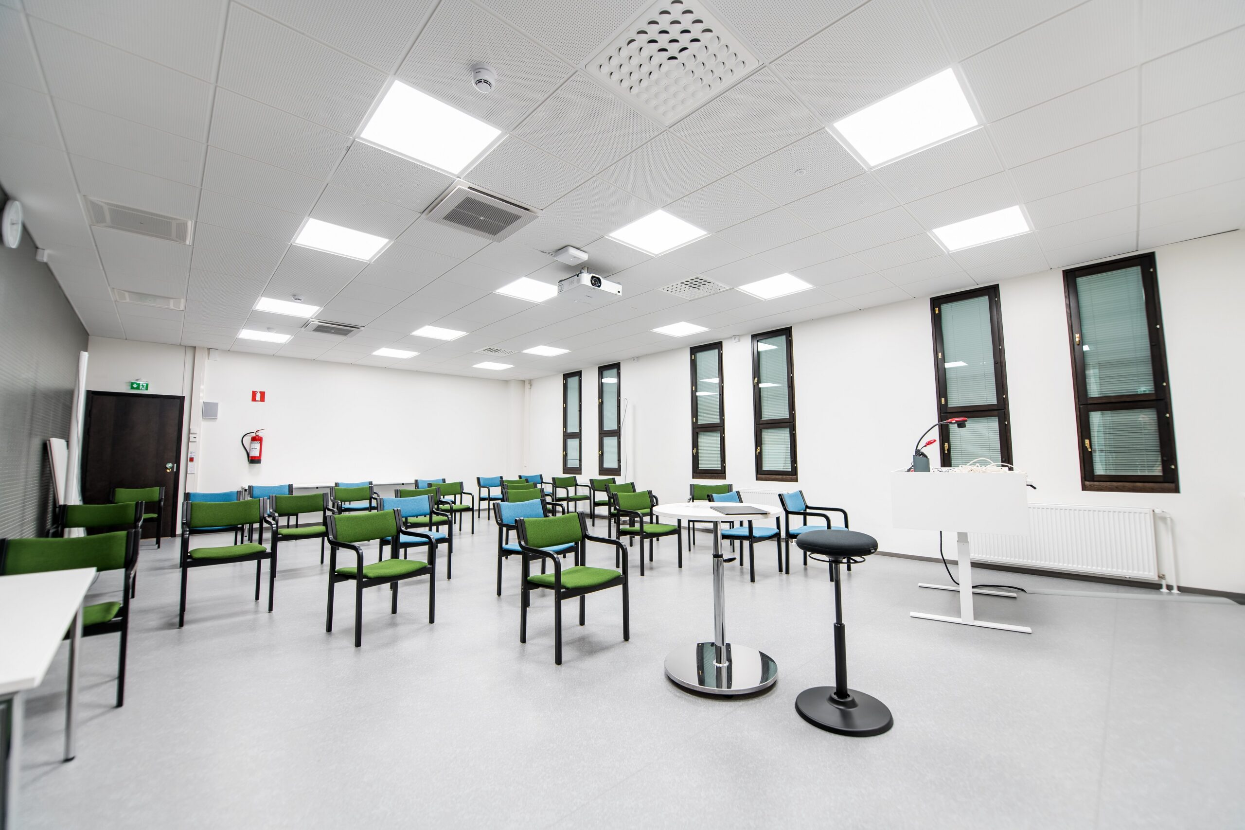 Hämeenlinnan pääkirjaston tiloihin valittiin Airamin valaisimet, joista osassa on käytössä langattomasti hallittava, itseoppiva ActiveAhead-ohjaus.