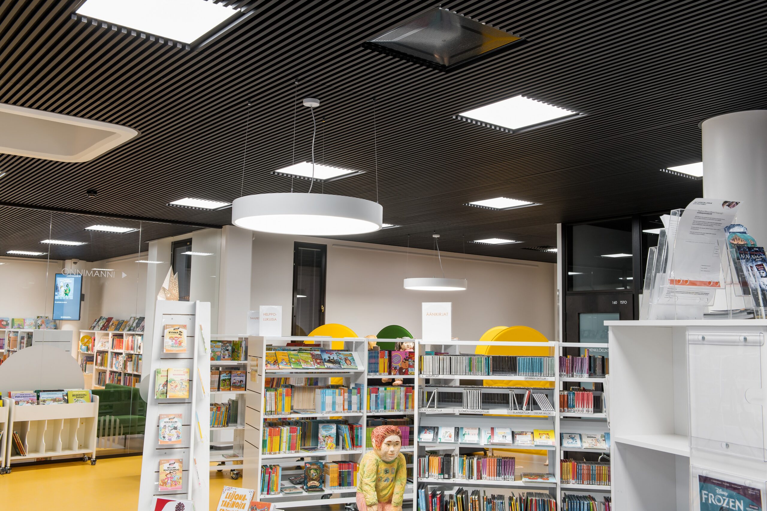 Hämeenlinnan pääkirjaston tiloihin valittiin Airamin valaisimet, joista osassa on käytössä langattomasti hallittava, itseoppiva ActiveAhead-ohjaus.